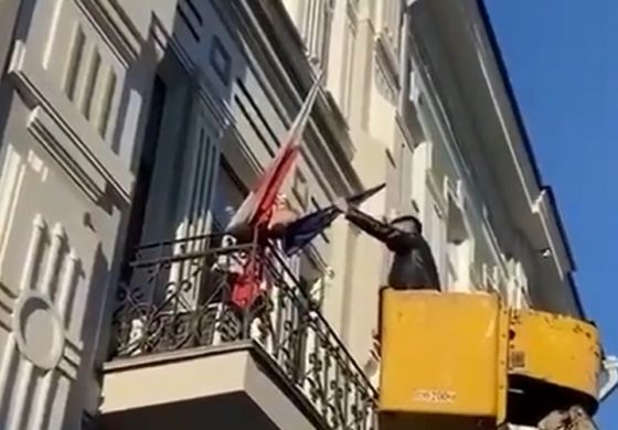 "Zielone ludziki" próbowały zerwać flagę Polski i UE z budynku konsulatu w Irkucku (WIDEO)