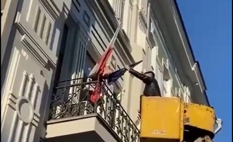 “Zielone ludziki” próbowały zerwać flagę Polski i UE z budynku konsulatu w Irkucku (WIDEO)