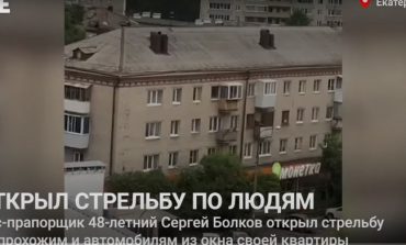 "Przeszedł przez Czeczenię i dużo pił". W Jekaterynburgu emerytowany milicjant otworzył z okna ogień do przechodniów. Krzyczał, że żąda "zniesienia homoseksualizmu" (WIDEO)