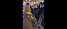 Petersburg: Funkcjonariusz, który kopnął kobietę w brzuch, przyszedł do szpitala z kwiatami, by ją przeprosić