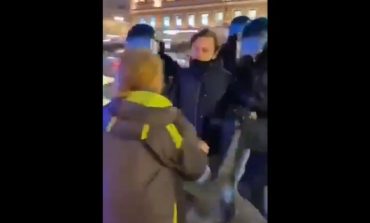 Groteska. MSW Rosji nie potrafi ustalić tożsamości policjanta, który kopnął kobietę w brzuch, chociaż przychodził do szpitala i ją przepraszał