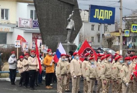 Portrety Putina i cytaty z jego przemówień. Uczniowe z Syberii uczcili "erę Putina"