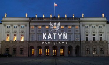 Katyńska iluminacja na fasadzie Pałacu Prezydenckiego