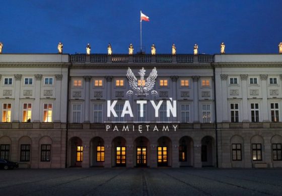 Katyńska iluminacja na fasadzie Pałacu Prezydenckiego