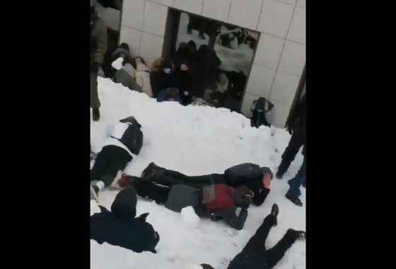 Demonstracje opozycji w całej Rosji, brutalność służb. Zatrzymali nawet nieletnich i .. psa. W Moskwie mężczyzna dokonał aktu samospalenia (WIDEO)