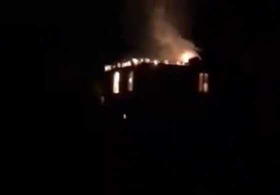 Ormianie opuszczają i palą domy przed nadejściem Azerów, przenoszą groby bliskich w obawie przed zbezczeszczeniem (WIDEO)