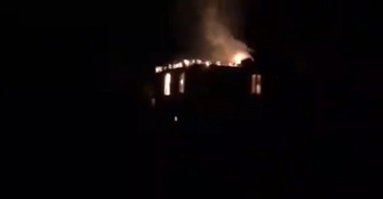 Ormianie opuszczają i palą domy przed nadejściem Azerów, przenoszą groby bliskich w obawie przed zbezczeszczeniem (WIDEO)