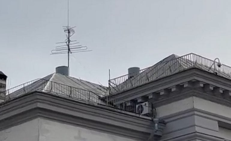 Flaga rosyjska zdjęta. Rosyjscy dyplomaci opuszczają ambasadę w Kijowie (WIDEO)