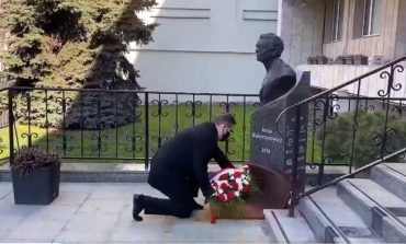 Ambasador Polski w Kijowie złożył wieniec pod pomnikiem Anny Walentynowicz (WIDEO)
