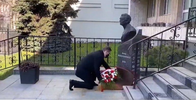 Ambasador Polski w Kijowie złożył wieniec pod pomnikiem Anny Walentynowicz (WIDEO)