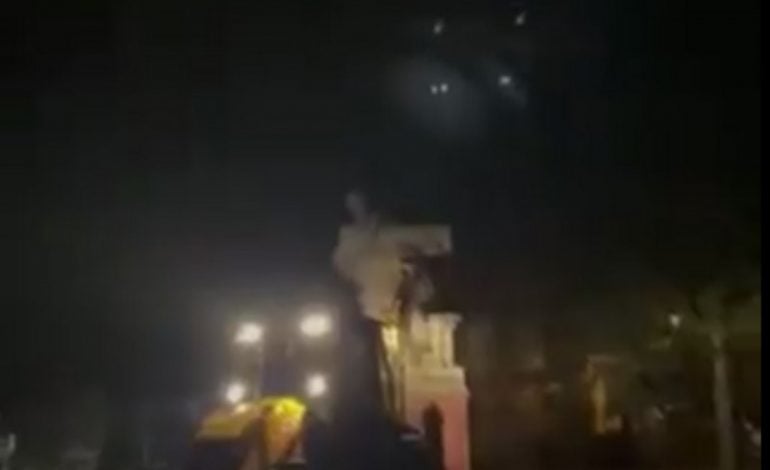 Koszalin: Operator koparki dokonał specjalnej operacji na pomniku Armii Czerwonej (WIDEO)