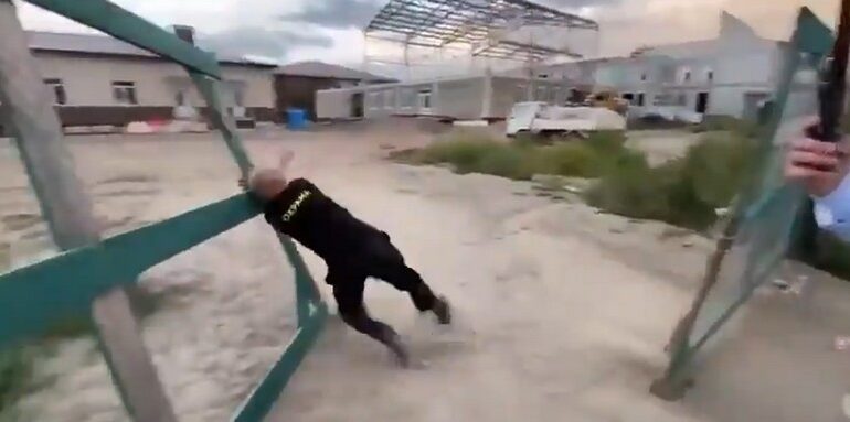 Rosja: Gubernator Kraju Nadmorskiego przyjechał na wizytację budowy szkoły przyszłości. Powitał go tylko kompletnie pijany ochroniarz (WIDEO)