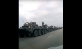 Kolumna rosyjskich pojazdów wojskowych przy granicy z Ukrainą. Rosyjskie dziecko pyta: "Tata, znowu będzie wojna?" (WIDEO)