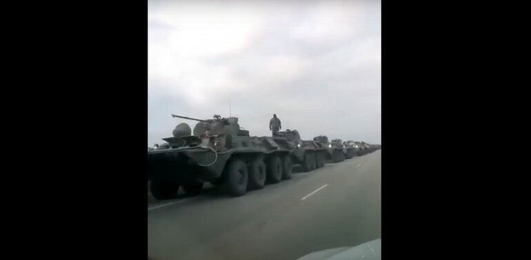 Kolumna rosyjskich pojazdów wojskowych przy granicy z Ukrainą. Rosyjskie dziecko pyta: “Tata, znowu będzie wojna?” (WIDEO)