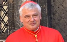 Kardynał Krajewski modlił się nad masowymi grobami w Iziumie (ZDJĘCIA)