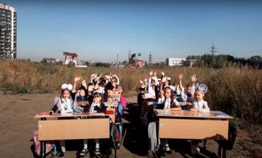 Syberia: Dzieci mają lekcję pod gołym niebiem, bo jeszcze nie zbudowali im szkoły (WIDEO)