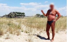Oto dobry rosyjski turysta. Sfotografował się na Krymie na tle okupacyjnej obrony przeciwlotniczej