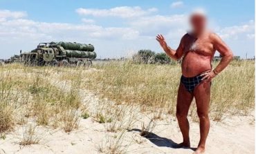 Oto dobry rosyjski turysta. Sfotografował się na Krymie na tle okupacyjnej obrony przeciwlotniczej