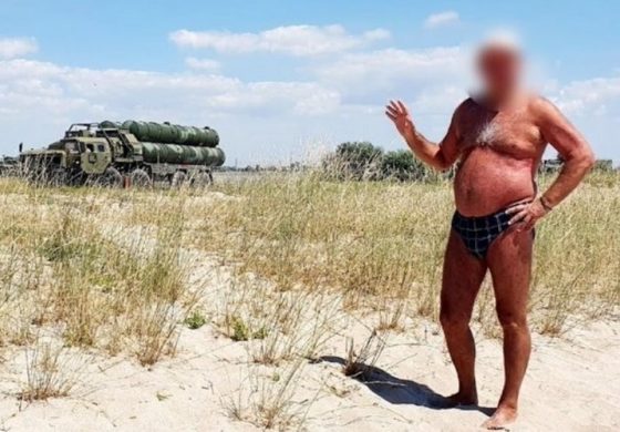 Oto dobry rosyjski turysta. Sfotografował się na Krymie na tle okupacyjnej obrony przeciwlotniczej