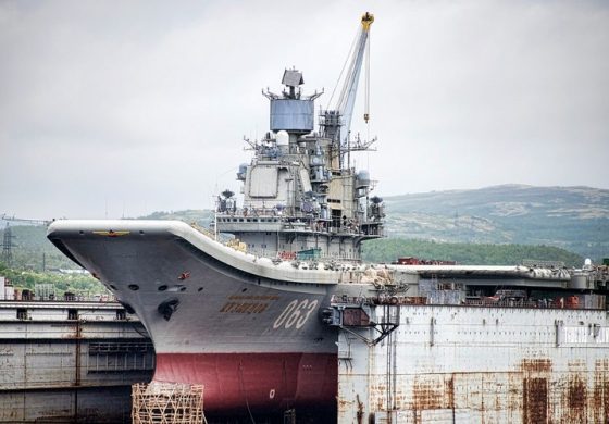 W Murmańsku wybuchł pożar na jedynym rosyjskim lotniskowcu, czy raczej na tym, co z niego zostało