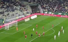 Wzruszający moment. Podczas meczu charytatywnego Lechia-Szachtar w Gdańsku chłopiec, który ocalał z Mariupola, strzelił bramkę (WIDEO)