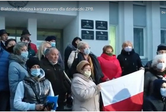 Polkę z Lidy ukarano w Święto Niepodległości. "Rota" przed budynkiem sądu (WIDEO)