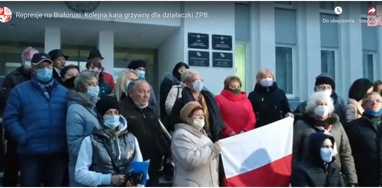 Polkę z Lidy ukarano w Święto Niepodległości. “Rota” przed budynkiem sądu (WIDEO)
