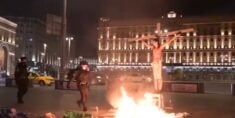 “Ukrzyżowanie” pod siedzibą FSB w Moskwie w proteście przeciwko przeciwko prześladowaniom politycznym (WIDEO)