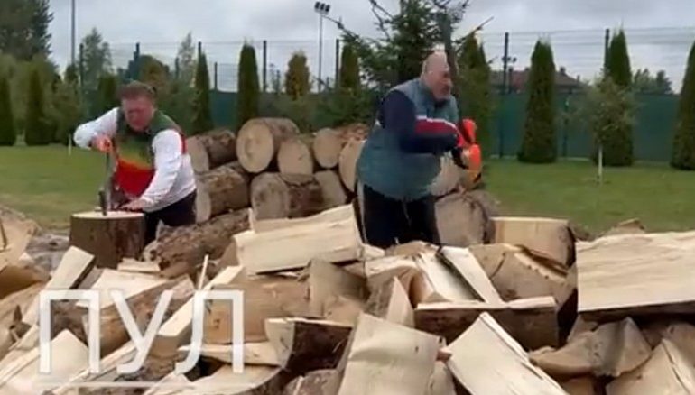 Ale cyrk. Łukaszenka rąbie drewno, bo Polskę i Europę czeka ciężka zima (WIDEO)