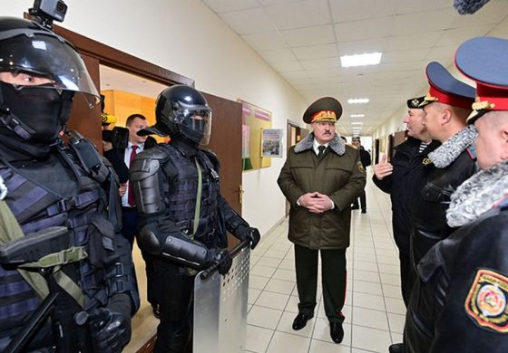 Łukaszenka przyjęty do OMON
