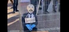 Demonstracja Białorusinów w Warszawie. Kukła Łukaszenki w klatce (WIDEO)