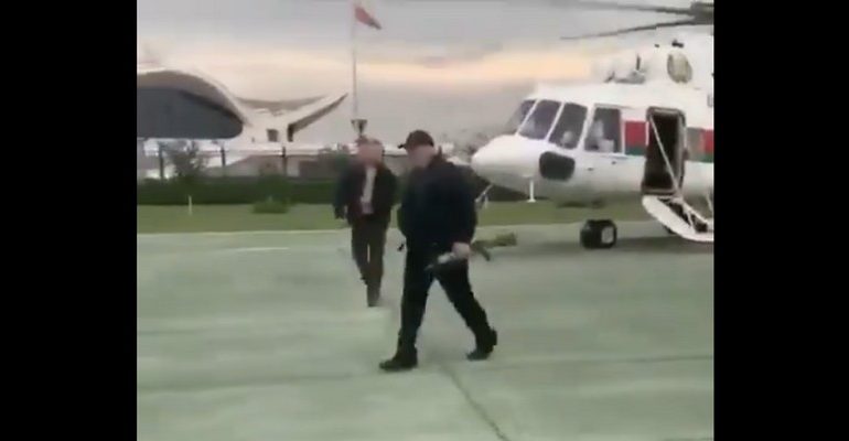 Łukaszenka pokazał się z kałasznikowem (WIDEO)