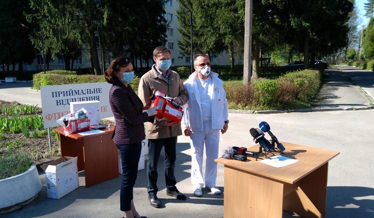 Polska przekazała lwowskiemu szpitalowi sprzęt ratujący życie i inne środki do walki z koronawirusem