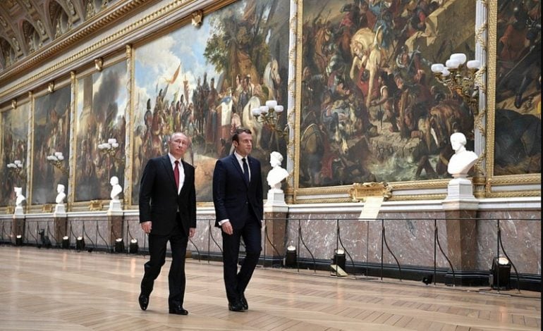 Macronowi nie podoba się, że Biden nazwał Putina “rzeźnikiem”