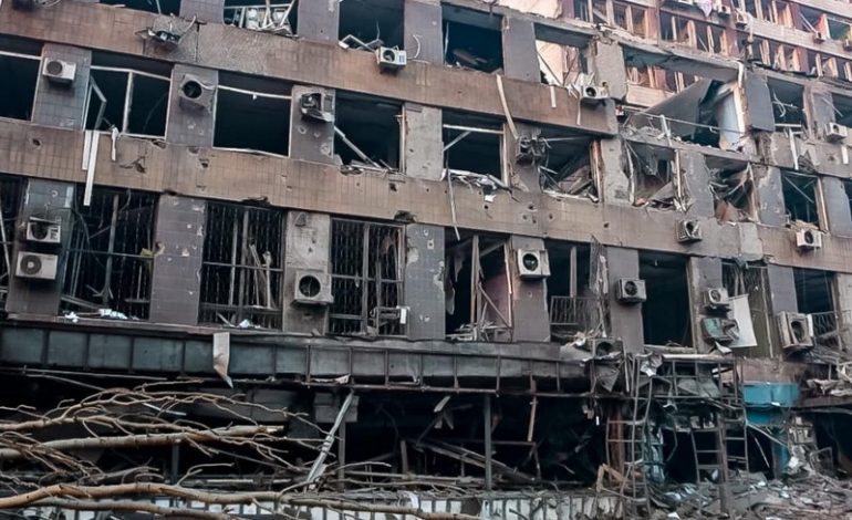 Nie dość, ze ludobójstwo i zbrodnie wojenne, to jeszcze Rosja zmusza dzieci Mariupola do chodzenia w wakacje do rosyjskiej szkoły