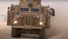 Mastiffy i Bushmastery. Oto jakie wozy opancerzone wysyłają Ukrainie Wielka Brytania i Australia (WIDEO)