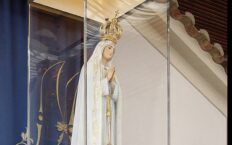 Figura Matki Bożej Fatimskiej w drodze na Ukrainę. A Putina poparł sabat wiedźm rosyjskich