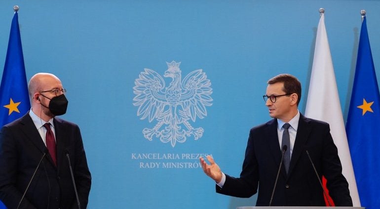 Szef dyplomacji UE w Warszawie potępia “brutalny atak” Łukaszenki i wyraża solidarność z Polską