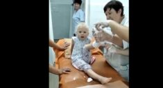 Dziewczynka ranna w ataku rakietowym raszystów śpiewa ukraiński hymn podczas opatrywania w szpitalu (WIDEO) Dziewczynka ranna w ataku rakietowym raszystów śpiewa ukraiński hymn podczas opatrywania w szpitalu (WIDEO)