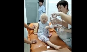Dziewczynka ranna w ataku rakietowym raszystów śpiewa ukraiński hymn podczas opatrywania w szpitalu (WIDEO)