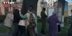 Barbarzyński atak “zielonych ludzików” na kobiety koło kościoła w Mińsku (WIDEO)
