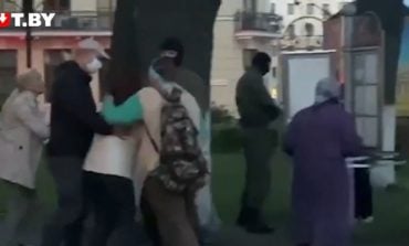 Barbarzyński atak "zielonych ludzików" na kobiety koło kościoła w Mińsku (WIDEO)