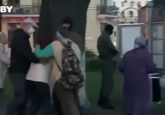 Barbarzyński atak "zielonych ludzików" na kobiety koło kościoła w Mińsku (WIDEO)