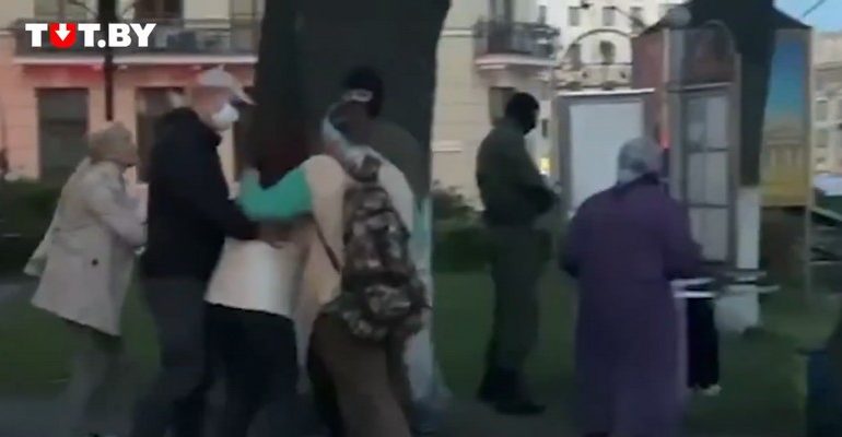 Barbarzyński atak “zielonych ludzików” na kobiety koło kościoła w Mińsku (WIDEO)