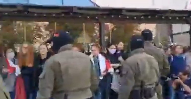 Atak milicji i “zielonych ludzików” na pokojowy marsz kobiet w Mińsku. Tak wiele zatrzymanych, że aż zabrakło miejsc w więźniarkach (WIDEO)