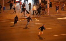 W całej Białorusi protesty przeciwko “samozwańcowi”. Brutalność milicji i zamaskowanych uzbrojonych mężczyzn (WIDEO)