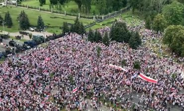 Marsz pokoju i niepodległości w Mińsku. Ludzie stawili opór milicji, podeszli blisko pod siedzibę Łukaszenki (WIDEO)