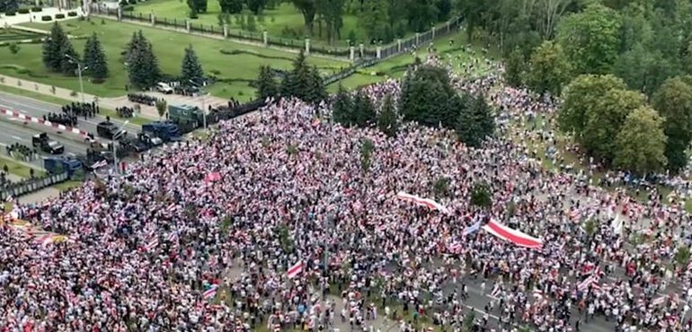 Marsz pokoju i niepodległości w Mińsku. Ludzie stawili opór milicji, podeszli blisko pod siedzibę Łukaszenki (WIDEO)
