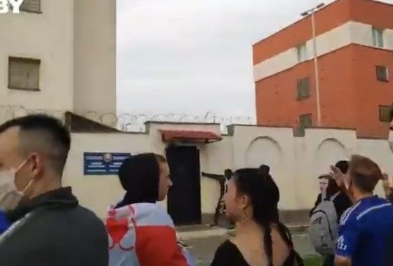 Ludzie idą pod areszt w Mińsku, gdzie przetrzymywani są więźniowie polityczni (WIDEO)