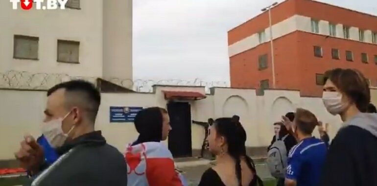 Ludzie idą pod areszt w Mińsku, gdzie przetrzymywani są więźniowie polityczni (WIDEO)